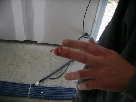 A qui c'est qu'il est le doigt ?